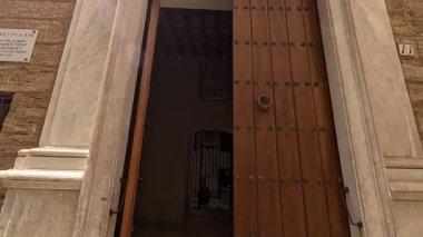 İspanya: Cdiz 'in tarihi caddeleri, beyazlatılmış binalar, dar sokaklar, plazalar ve Katedral ve Roma Tiyatrosu gibi ikonik manzaralar.