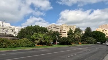 İspanya: Cdiz 'in tarihi caddeleri, beyazlatılmış binalar, dar sokaklar, plazalar ve Katedral ve Roma Tiyatrosu gibi ikonik manzaralar.