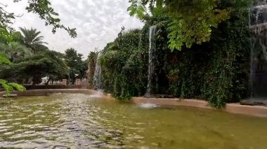 İspanya: Cdiz 'in tarihi caddeleri, beyazlatılmış binalar, dar sokaklar, plazalar ve Katedral ve Roma Tiyatrosu gibi ikonik manzaralar.