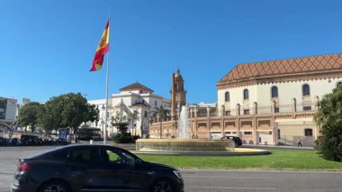 İspanya: Cdiz 'in tarihi caddeleri, beyazlatılmış binalar, dar sokaklar, plazalar ve Katedral ve Roma Tiyatrosu gibi ikonik manzaralar.