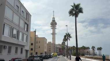 İspanya: Cdiz 'in tarihi caddeleri, beyazlatılmış binalar, dar sokaklar, plazalar ve Katedral ve Roma Tiyatrosu gibi ikonik manzaralar.