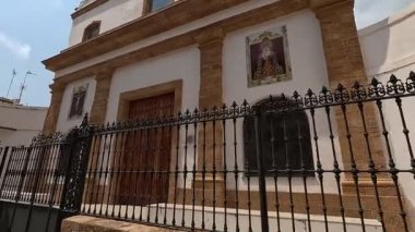 İspanya: Cdiz 'in tarihi caddeleri, beyazlatılmış binalar, dar sokaklar, plazalar ve Katedral ve Roma Tiyatrosu gibi ikonik manzaralar.