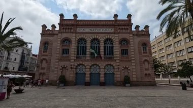 İspanya: Cdiz 'in tarihi caddeleri, beyazlatılmış binalar, dar sokaklar, plazalar ve Katedral ve Roma Tiyatrosu gibi ikonik manzaralar.