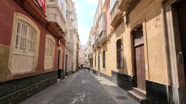 İspanya: Cdiz 'in tarihi caddeleri, beyazlatılmış binalar, dar sokaklar, plazalar ve Katedral ve Roma Tiyatrosu gibi ikonik manzaralar.