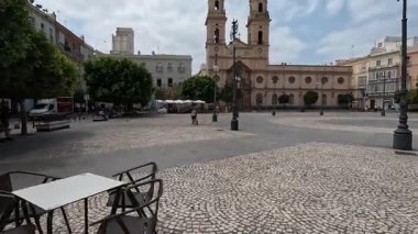 İspanya: Cdiz 'in tarihi caddeleri, beyazlatılmış binalar, dar sokaklar, plazalar ve Katedral ve Roma Tiyatrosu gibi ikonik manzaralar.