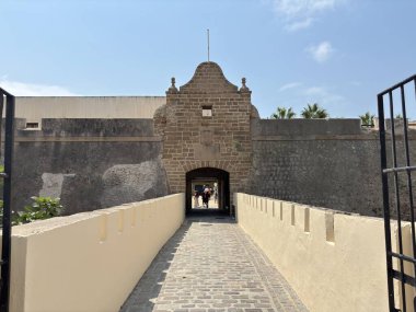 İspanya: Tarihi Castillo de Santa Catalina in Cdiz, Atlantik manzarası ve kültür sergileriyle 16. yüzyıl yıldız şeklinde bir kale.