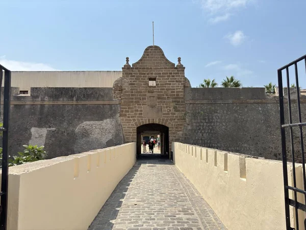 İspanya: Tarihi Castillo de Santa Catalina in Cdiz, Atlantik manzarası ve kültür sergileriyle 16. yüzyıl yıldız şeklinde bir kale.