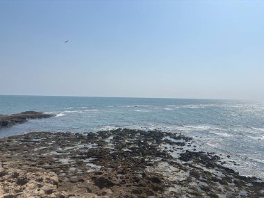 İspanya: Cdiz 'deki Iconic La Caleta Sahili' nde altın kumlar, Atlantik dalgaları, tarihi kaleler ve Costa de la Luz 'da canlı yaz atmosferi.