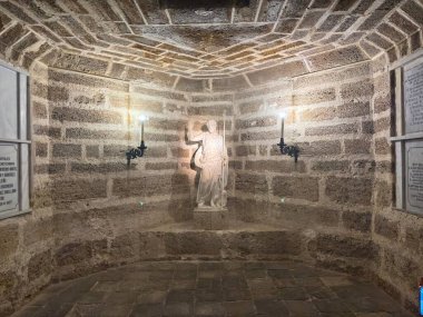 Spain : Cadiz Cathedral's golden dome and baroque-neoclassical facade shine outside; inside, ornate chapels, soaring columns, and crypt captivate.