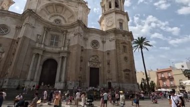 İspanya: Cadiz Katedrali 'nin altın kubbesi ve barok-neoklasik cephesi dışarıda parlıyor; içeride, süslü şapeller, yükselen sütunlar ve mahzenler büyüleyici.