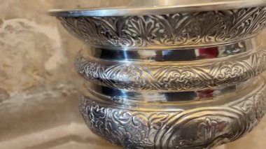 İspanya: Cadiz Katedrali 'nin altın kubbesi ve barok-neoklasik cephesi dışarıda parlıyor; içeride, süslü şapeller, yükselen sütunlar ve mahzenler büyüleyici.