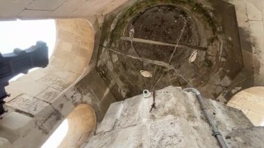 İspanya: Cadiz Katedrali 'nin altın kubbesi ve barok-neoklasik cephesi dışarıda parlıyor; içeride, süslü şapeller, yükselen sütunlar ve mahzenler büyüleyici.