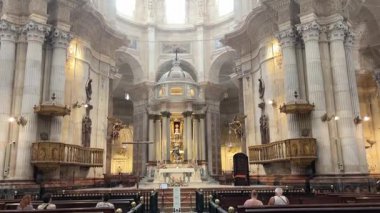 İspanya: Cadiz Katedrali 'nin altın kubbesi ve barok-neoklasik cephesi dışarıda parlıyor; içeride, süslü şapeller, yükselen sütunlar ve mahzenler büyüleyici.