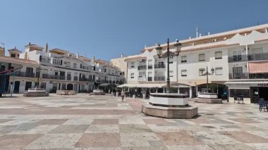İspanya 'nın Rotas semt merkezinin manzaraları: Beyazlatılmış evlerin, plazaların, kiliselerin, dökme demir balkonların, kaldırım taşlarının, Endülüs' teki yerel sakinlerin ve dükkanların önünden geçmek