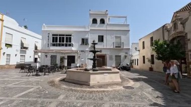 İspanya 'nın Rotas semt merkezinin manzaraları: Beyazlatılmış evlerin, plazaların, kiliselerin, dökme demir balkonların, kaldırım taşlarının, Endülüs' teki yerel sakinlerin ve dükkanların önünden geçmek
