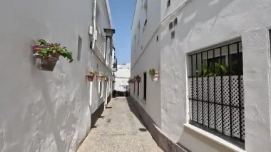 İspanya 'nın Rotas semt merkezinin manzaraları: Beyazlatılmış evlerin, plazaların, kiliselerin, dökme demir balkonların, kaldırım taşlarının, Endülüs' teki yerel sakinlerin ve dükkanların önünden geçmek