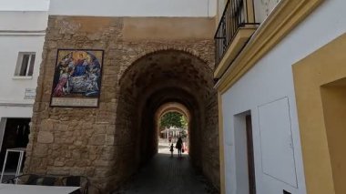 İspanya 'nın Rotas semt merkezinin manzaraları: Beyazlatılmış evlerin, plazaların, kiliselerin, dökme demir balkonların, kaldırım taşlarının, Endülüs' teki yerel sakinlerin ve dükkanların önünden geçmek