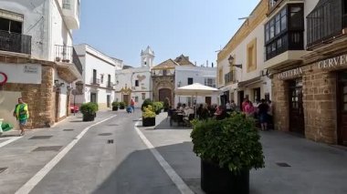 İspanya 'nın Rotas semt merkezinin manzaraları: Beyazlatılmış evlerin, plazaların, kiliselerin, dökme demir balkonların, kaldırım taşlarının, Endülüs' teki yerel sakinlerin ve dükkanların önünden geçmek