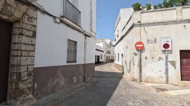 İspanya 'nın Rotas semt merkezinin manzaraları: Beyazlatılmış evlerin, plazaların, kiliselerin, dökme demir balkonların, kaldırım taşlarının, Endülüs' teki yerel sakinlerin ve dükkanların önünden geçmek