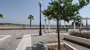 İspanya 'nın Rotas semt merkezinin manzaraları: Beyazlatılmış evlerin, plazaların, kiliselerin, dökme demir balkonların, kaldırım taşlarının, Endülüs' teki yerel sakinlerin ve dükkanların önünden geçmek