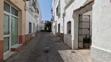 İspanya 'nın Rotas semt merkezinin manzaraları: Beyazlatılmış evlerin, plazaların, kiliselerin, dökme demir balkonların, kaldırım taşlarının, Endülüs' teki yerel sakinlerin ve dükkanların önünden geçmek