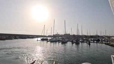 İspanya 'daki Puerto Deportivo de Rota yat limanına yelken açan bir tekneden bakıyorum. Bağlı tekneler, rıhtımlı altyapı, sakin Atlantik suları, Endülüs kıyı cazibesi.