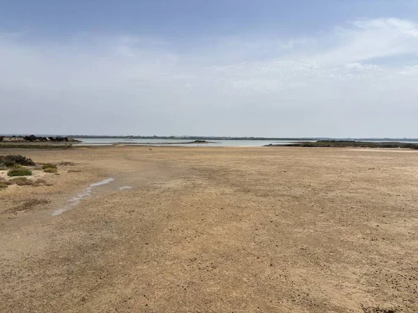İspanya 'nın San Fernando kentindeki Playa de Camposoto plajı, Endülüs' ün Costa de la Luz bölgesindeki Sancti Petri adasının 9 km 'lik altın kum, Atlantik suları, korunan kum tepeleri, 2. Dünya Savaşı sığınakları ve kıyı manzarasını gösteriyor..