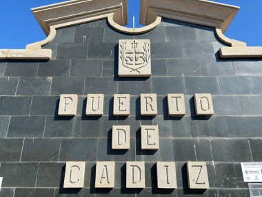 Cdiz 'in Spainstrong çelik bariyerlerindeki hareketli konteynır limanına çağdaş giriş kapısı, elektronik kontroller ve parlak bir sonbahar gününde pürüzsüz küresel ticaret girişini kolaylaştıran açık tabela..