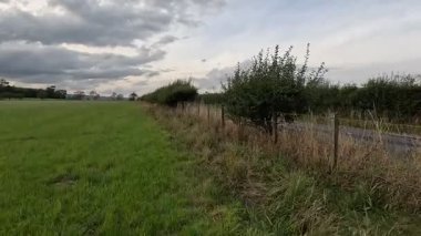 İskoçya 'nın sakin İskoç sınırlarında yürüyüş videoları, yeşil tepelerin üzerinde dönen patikalar, antik kuru taş duvarlar, çiçek açan fundalıklar, otlayan hayvanlar ve ılık ışık altında gezen Güney Uplantlarının manzaraları..