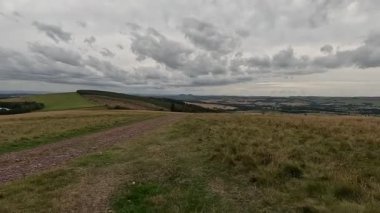 İskoçya 'nın sakin İskoç sınırlarında yürüyüş videoları, yeşil tepelerin üzerinde dönen patikalar, antik kuru taş duvarlar, çiçek açan fundalıklar, otlayan hayvanlar ve ılık ışık altında gezen Güney Uplantlarının manzaraları..
