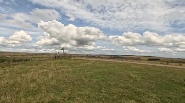 İskoçya 'nın sakin İskoç sınırlarında yürüyüş videoları, yeşil tepelerin üzerinde dönen patikalar, antik kuru taş duvarlar, çiçek açan fundalıklar, otlayan hayvanlar ve ılık ışık altında gezen Güney Uplantlarının manzaraları..