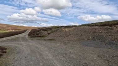 İskoçya 'nın sakin İskoç sınırlarında yürüyüş videoları, yeşil tepelerin üzerinde dönen patikalar, antik kuru taş duvarlar, çiçek açan fundalıklar, otlayan hayvanlar ve ılık ışık altında gezen Güney Uplantlarının manzaraları..