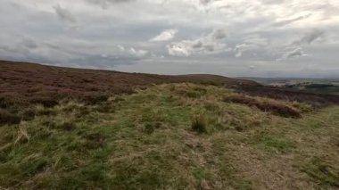 İskoçya 'nın sakin İskoç sınırlarında yürüyüş videoları, yeşil tepelerin üzerinde dönen patikalar, antik kuru taş duvarlar, çiçek açan fundalıklar, otlayan hayvanlar ve ılık ışık altında gezen Güney Uplantlarının manzaraları..