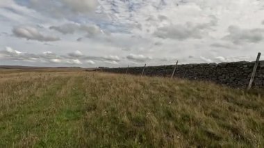 İskoçya 'nın sakin İskoç sınırlarında yürüyüş videoları, yeşil tepelerin üzerinde dönen patikalar, antik kuru taş duvarlar, çiçek açan fundalıklar, otlayan hayvanlar ve ılık ışık altında gezen Güney Uplantlarının manzaraları..