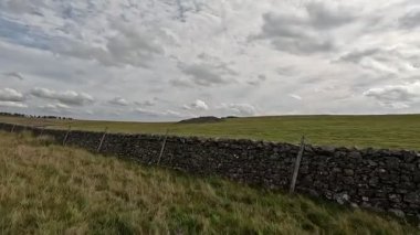İskoçya 'nın sakin İskoç sınırlarında yürüyüş videoları, yeşil tepelerin üzerinde dönen patikalar, antik kuru taş duvarlar, çiçek açan fundalıklar, otlayan hayvanlar ve ılık ışık altında gezen Güney Uplantlarının manzaraları..