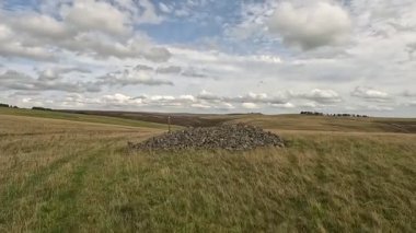 İskoçya 'nın sakin İskoç sınırlarında yürüyüş videoları, yeşil tepelerin üzerinde dönen patikalar, antik kuru taş duvarlar, çiçek açan fundalıklar, otlayan hayvanlar ve ılık ışık altında gezen Güney Uplantlarının manzaraları..