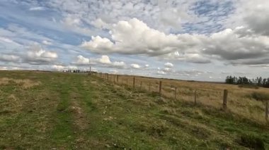 İskoçya 'nın sakin İskoç sınırlarında yürüyüş videoları, yeşil tepelerin üzerinde dönen patikalar, antik kuru taş duvarlar, çiçek açan fundalıklar, otlayan hayvanlar ve ılık ışık altında gezen Güney Uplantlarının manzaraları..