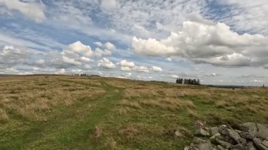 İskoçya 'nın sakin İskoç sınırlarında yürüyüş videoları, yeşil tepelerin üzerinde dönen patikalar, antik kuru taş duvarlar, çiçek açan fundalıklar, otlayan hayvanlar ve ılık ışık altında gezen Güney Uplantlarının manzaraları..