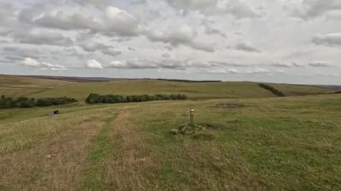 İskoçya 'nın sakin İskoç sınırlarında yürüyüş videoları, yeşil tepelerin üzerinde dönen patikalar, antik kuru taş duvarlar, çiçek açan fundalıklar, otlayan hayvanlar ve ılık ışık altında gezen Güney Uplantlarının manzaraları..