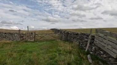 İskoçya 'nın sakin İskoç sınırlarında yürüyüş videoları, yeşil tepelerin üzerinde dönen patikalar, antik kuru taş duvarlar, çiçek açan fundalıklar, otlayan hayvanlar ve ılık ışık altında gezen Güney Uplantlarının manzaraları..