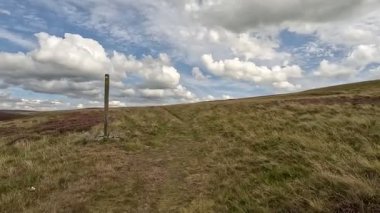 İskoçya 'nın sakin İskoç sınırlarında yürüyüş videoları, yeşil tepelerin üzerinde dönen patikalar, antik kuru taş duvarlar, çiçek açan fundalıklar, otlayan hayvanlar ve ılık ışık altında gezen Güney Uplantlarının manzaraları..