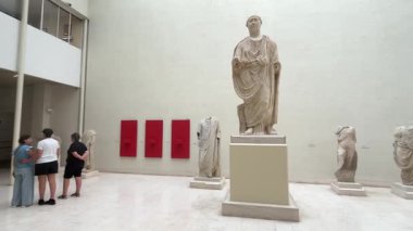 İspanya 'daki Cadiz Müzesi arkeoloji bölümünde sergilenen İmparator Trajan heykeli, mozaikler, amforalar ve Fenike lahiti gibi Roma arkeolojik eserleri.
