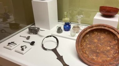 İspanya 'daki Cadiz Müzesi arkeoloji bölümünde sergilenen İmparator Trajan heykeli, mozaikler, amforalar ve Fenike lahiti gibi Roma arkeolojik eserleri.