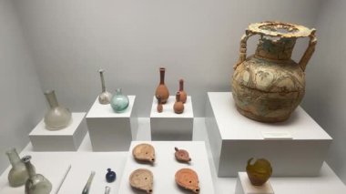 İspanya 'daki Cadiz Müzesi arkeoloji bölümünde sergilenen İmparator Trajan heykeli, mozaikler, amforalar ve Fenike lahiti gibi Roma arkeolojik eserleri.