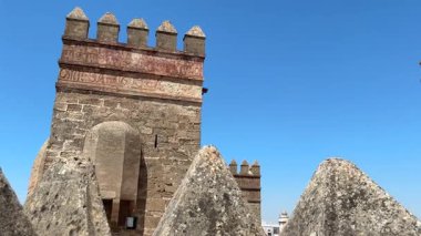 Santa Maria Castillo de San Marcos 'un dış görünüşü, İspanya' nın El Puerto de Santa Maria şehrinde bir cami üzerine inşa edilen 13. yüzyıldan kalma bir kale..