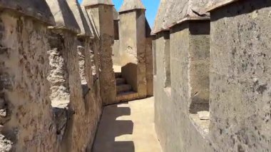 Santa Maria Castillo de San Marcos 'un dış görünüşü, İspanya' nın El Puerto de Santa Maria şehrinde bir cami üzerine inşa edilen 13. yüzyıldan kalma bir kale..