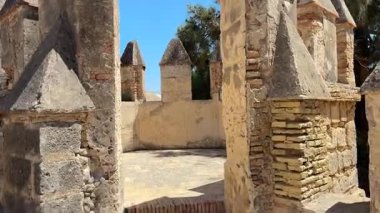 Santa Maria Castillo de San Marcos 'un dış görünüşü, İspanya' nın El Puerto de Santa Maria şehrinde bir cami üzerine inşa edilen 13. yüzyıldan kalma bir kale..