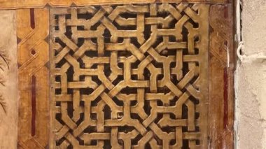 Santa Maria Castillo de San Marcos 'un iç manzarası, İspanya' nın El Puerto de Santa Maria şehrindeki 13. yüzyıl güçlendirilmiş kilisesi, restore edilmiş Gotik nav, kemerler, kolonlar ve orijinal cami yapısının kalıntılarını gösteriyor..