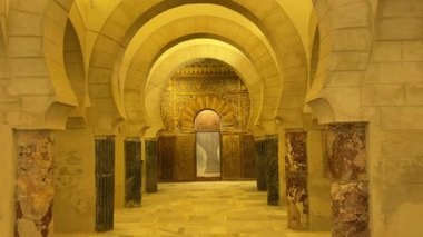 Santa Maria Castillo de San Marcos 'un iç manzarası, İspanya' nın El Puerto de Santa Maria şehrindeki 13. yüzyıl güçlendirilmiş kilisesi, restore edilmiş Gotik nav, kemerler, kolonlar ve orijinal cami yapısının kalıntılarını gösteriyor..