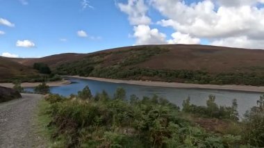 İskoçya 'nın doğu Lothian bölgesindeki Lammermuir Tepeleri' nden yukarı doğru ilerleyen Hillwalker otlakların, fundalıklarla kaplı yamaçların ve Firth of Forth ve Borders 'a doğru panoramaların ortasında.